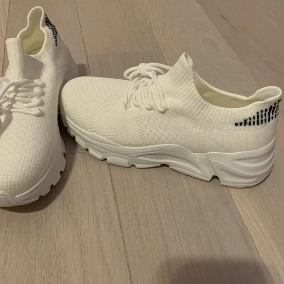 Lace up Front Breathable Mesh White Running Sneakers 👟 - Picture 3 of 3